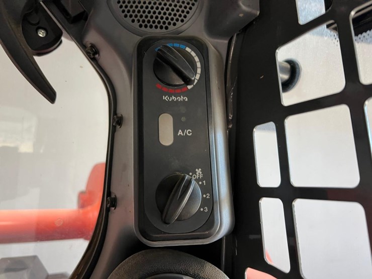 2019-kubota-ssv75-image-24