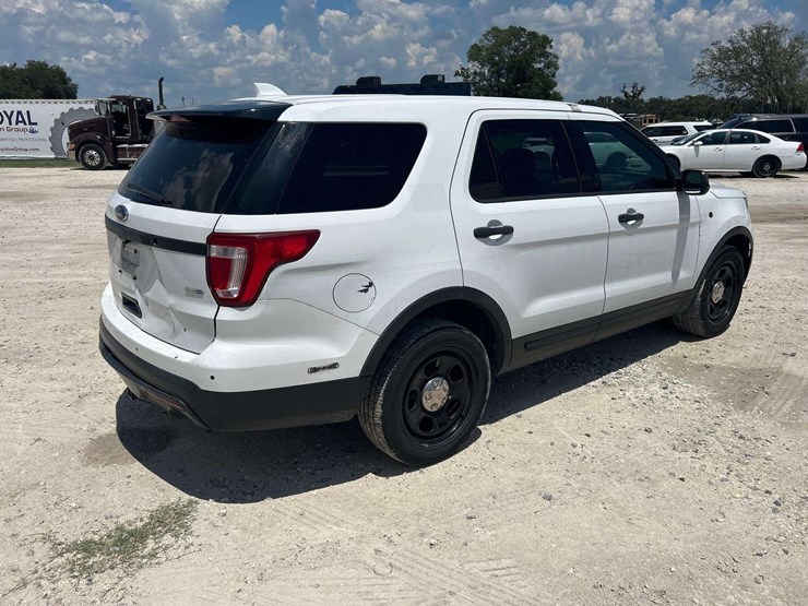 2016-ford-explorer-image-3