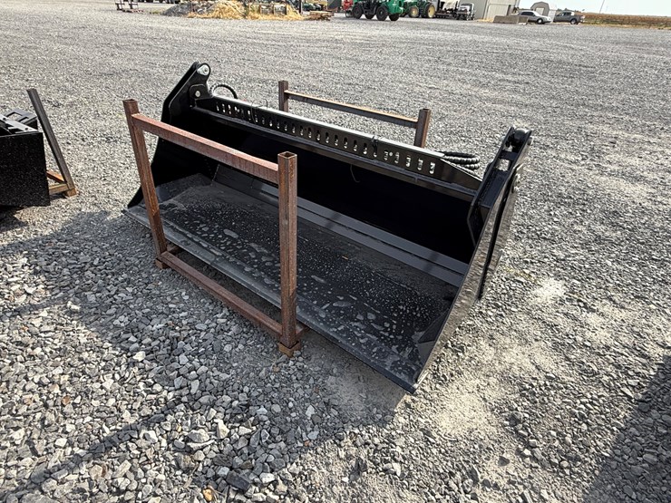 #2000-•-#26265-•-unused-giyi-72"-skid-steer-bucket-fkhd722507242-image-1