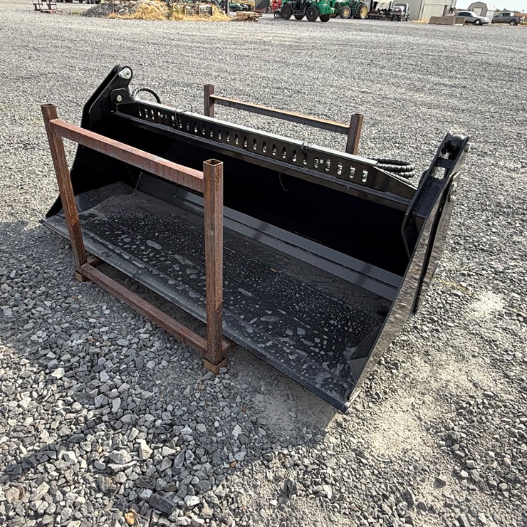 #2000 • #26265 • Unused GIYI 72" Skid Steer Bucket FKHD722507242