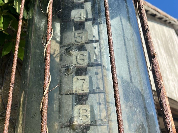 gilbert-&-barker-visible-gas-pump-image-6