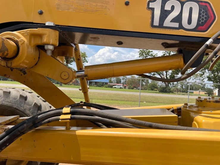 2020-caterpillar-120-image-11
