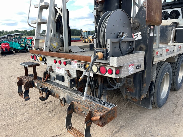 #2116-•-2014-international-7600-crane/digger-truck-(has-mn-title)-image-17