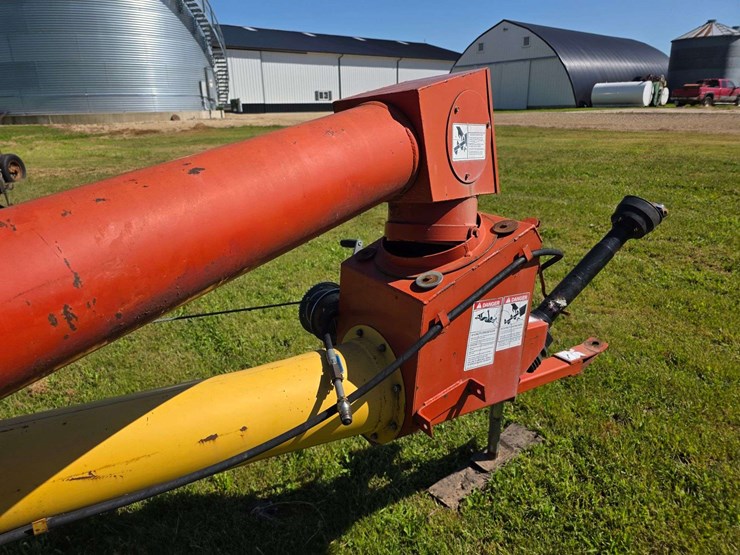 westfield-mk-8"-x-61'-auger-with-single-auger-swing-hopper,-hydraulic-lift,-15"-tires-*one-will-need-image-21