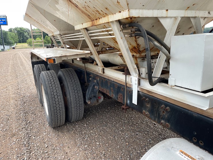 #2100-•-2006-freightliner-grain-truck-(has-mn-title)-image-15