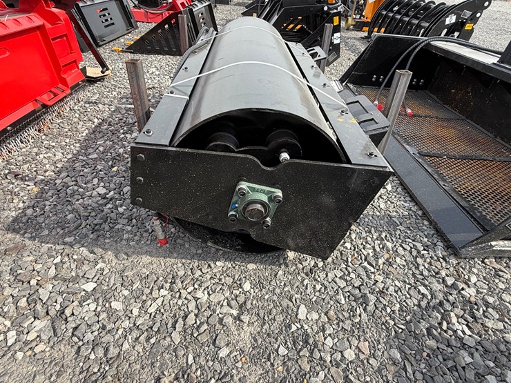 #2000-•-#26270-•-unused-giyi-69"-skid-steer-vibratory-roller-dyluj250788-image-11