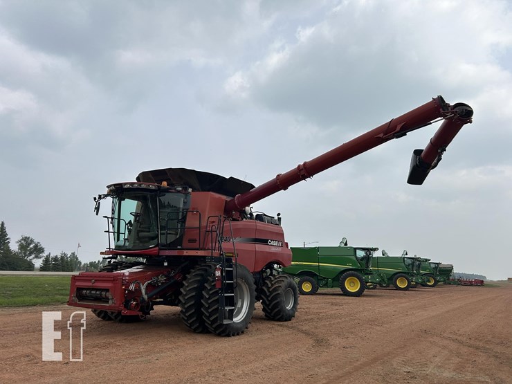 2015-case-ih-8240-image-3