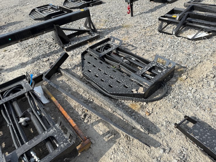 #2000-•-#26267-•-unused-giyi-60"-skid-steer-side-shift-fork-dcyhc2507192-image-4