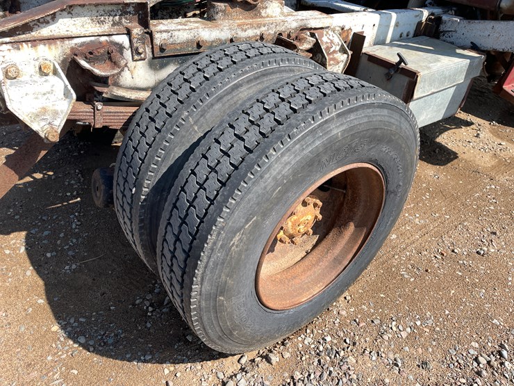 1981-ford-8000-image-12