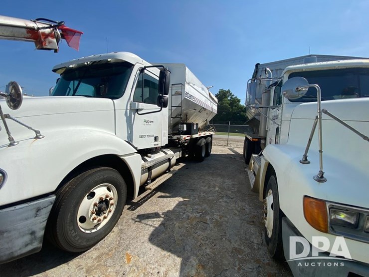 2005-freightliner-dry-tender-truck-(pz13841,-unit-28072)-image-3