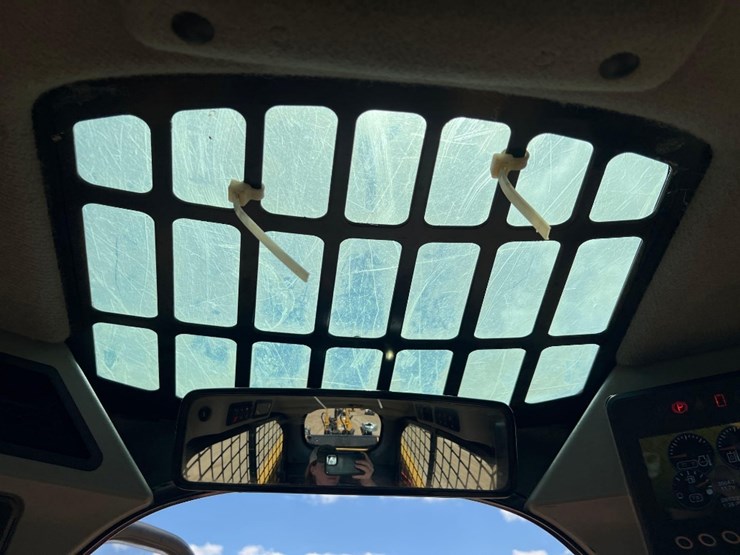 2022-caterpillar-279d3-image-31