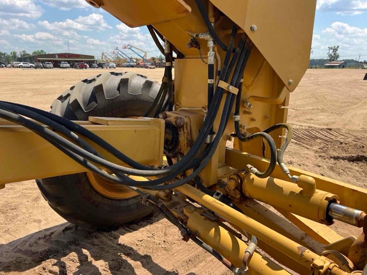 2011-caterpillar-12m-image-24