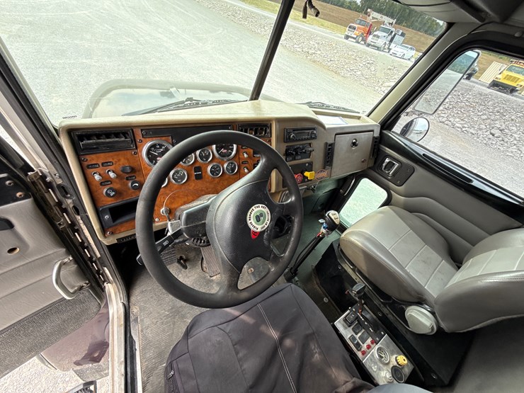 peterbilt-340-image-23