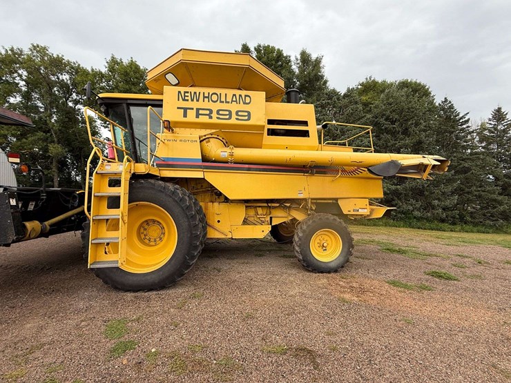 2000-new-holland-tr99-image-3
