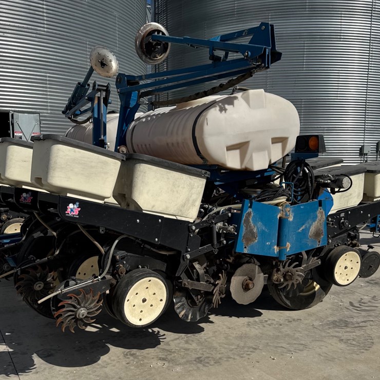 2011 KINZE 3200