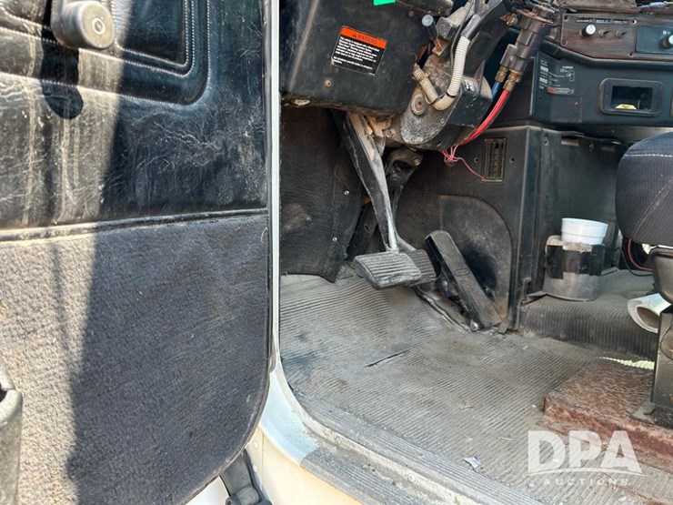 1998-freightliner-day-cab-truck-(cp0657,-unit-28648)-image-29