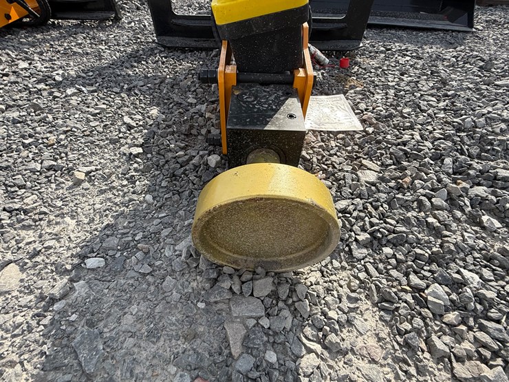 #2000-•-#26322-•-unused-giyi-skid-steer-post-driver-dzc6802507153-image-5