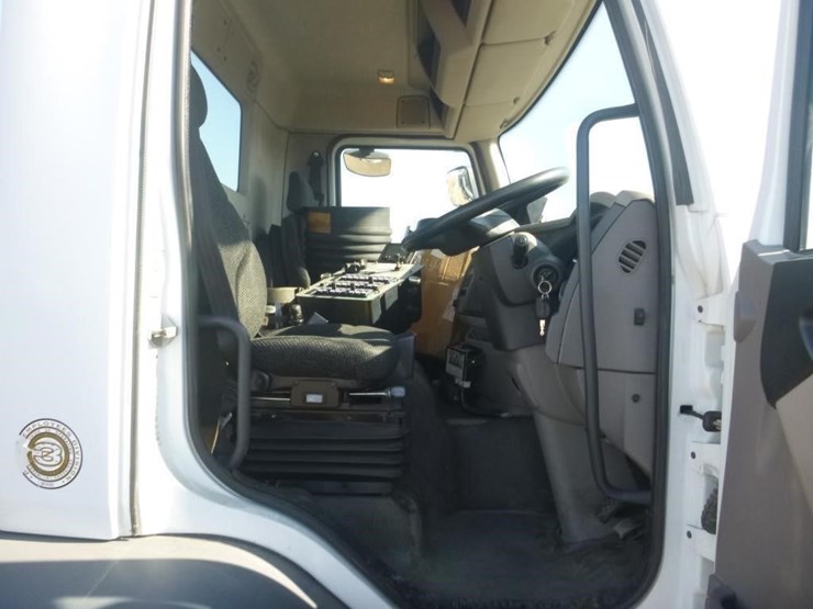 2016-peterbilt-220-image-16