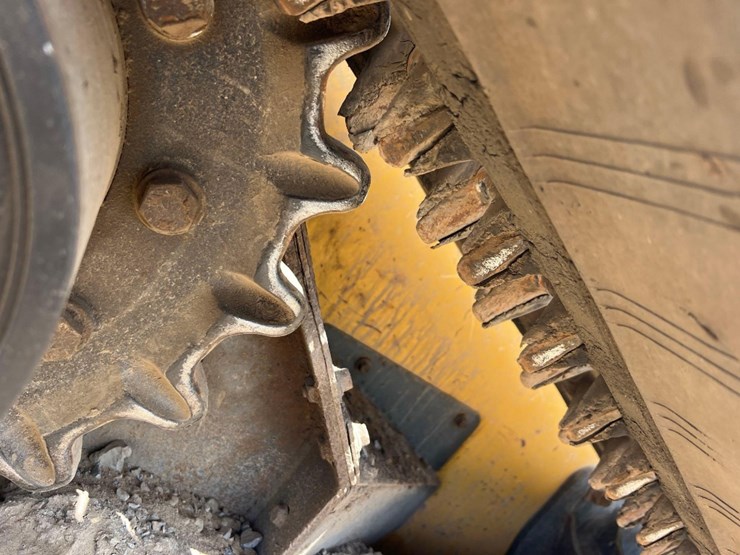 2020-deere-333g-image-23