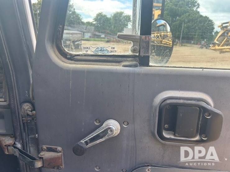 1996-mack-ch613-image-14