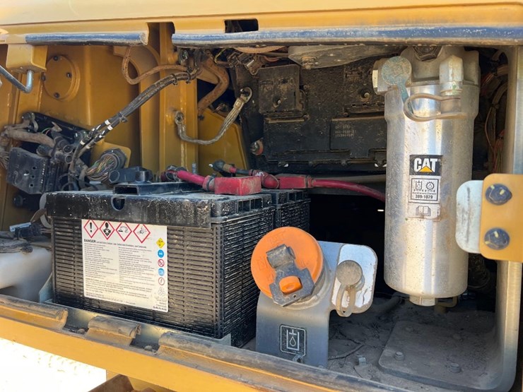 2020-caterpillar-d6k2-lgp-image-17