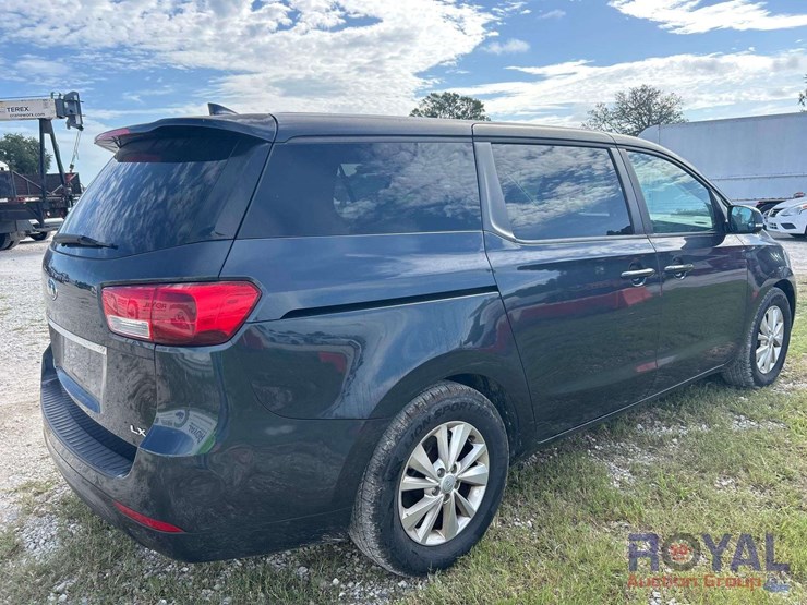 2017-kia-sedona-lx-image-3