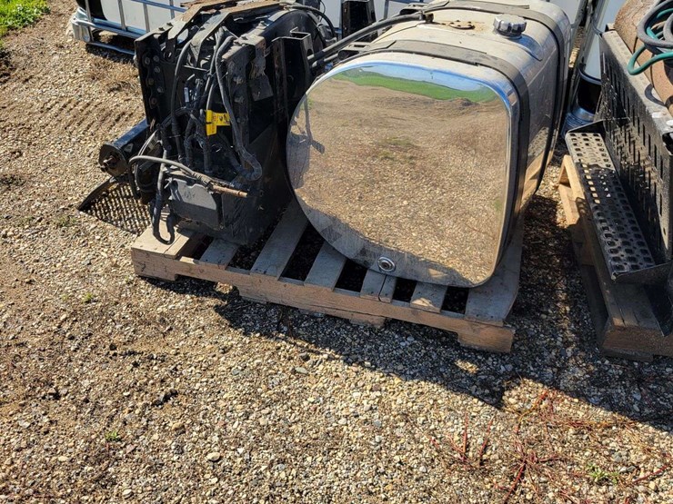diesel-particulate-filter,-def-tank,-fuel-tank-and-misc-items-removed-from-a-2017-volvo-semi-image-3