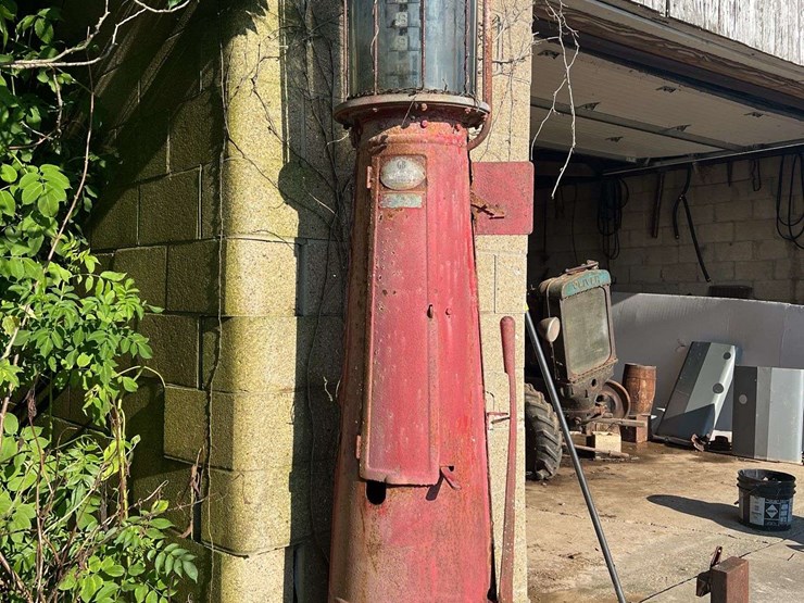 gilbert-&-barker-visible-gas-pump-image-2