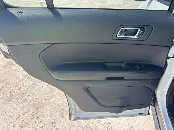 2016-ford-explorer-image-21