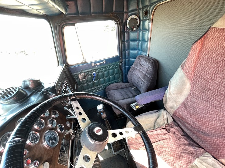 #2148-•-1985-peterbilt-359-truck-tractor-(has-mn-title)-image-28