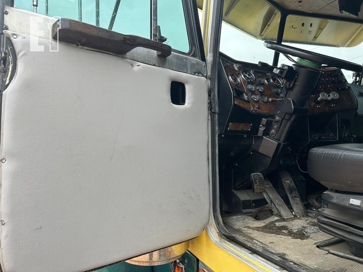 1990-peterbilt-379-image-11