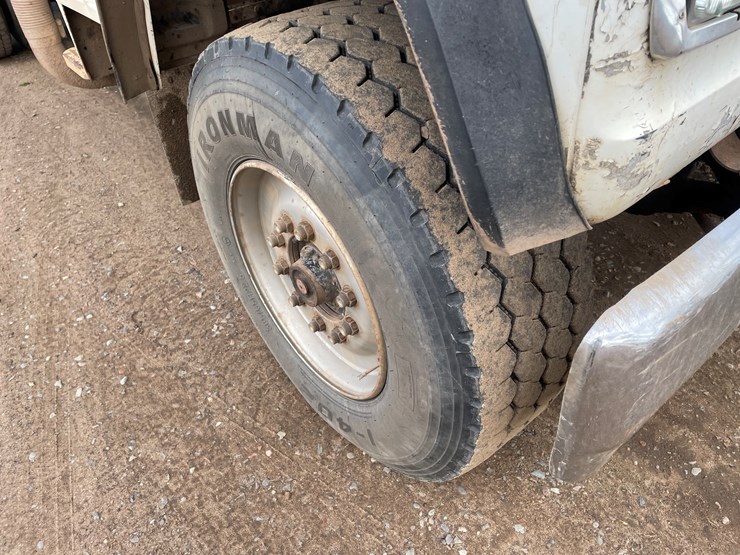 1995-ford-l900-image-6