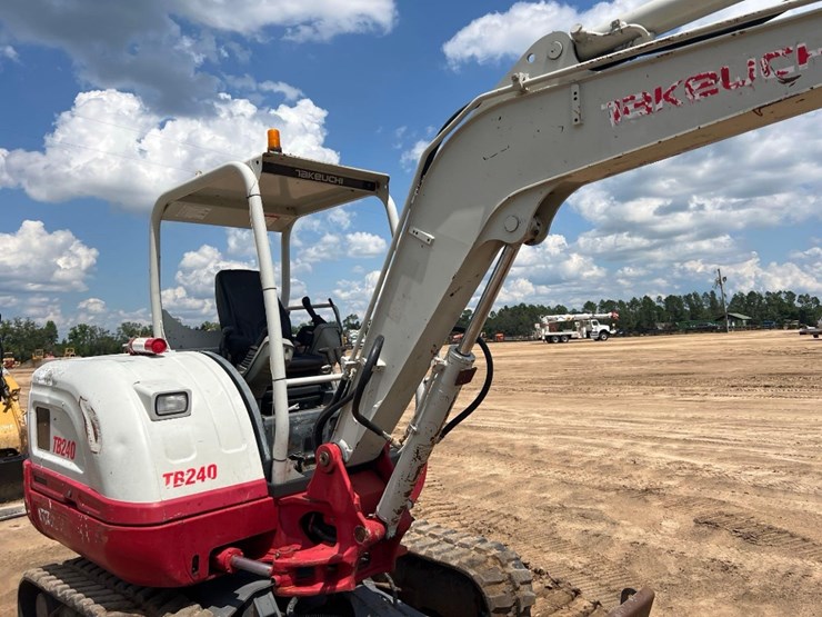 2017-takeuchi-tb240-image-25