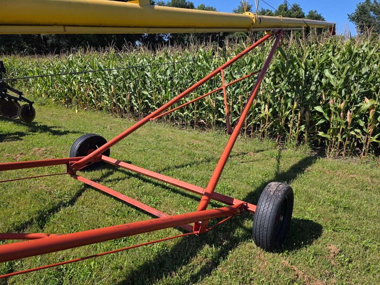 westfield-mk-8"-x-61'-auger-with-single-auger-swing-hopper,-hydraulic-lift,-15"-tires-*one-will-need-image-11