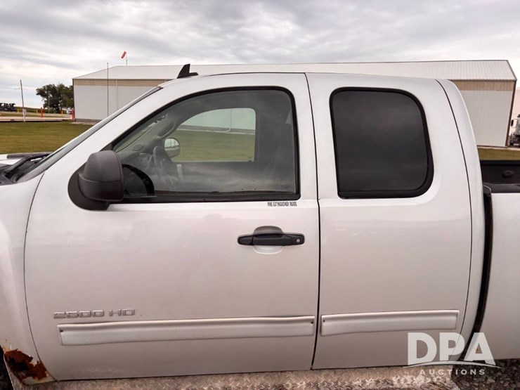 2011-chevrolet-2500hd-image-26
