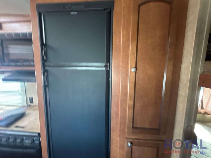 2015-revere-shasta-27db-5th-wheel-travel-trailer-image-12