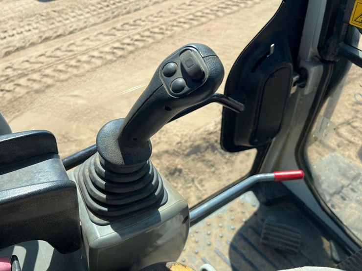 2017-takeuchi-tb290-image-37