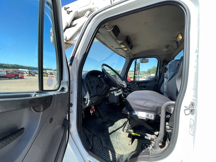 #2132-•-2013-freightliner-bucket-truck-(has-mn-title)-image-51