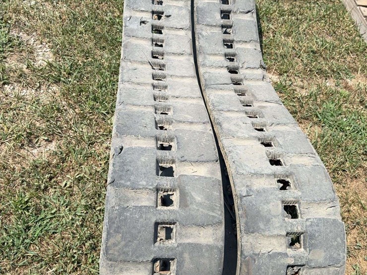 set-of-tracks-off-of-bobcat-t66-image-2