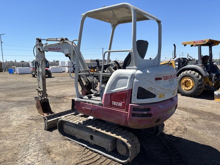 2016-takeuchi-tb230-image-4