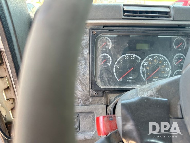 2002-freightliner-columiba-day-cab-truck-(cp0659,-unit-28071)-image-33