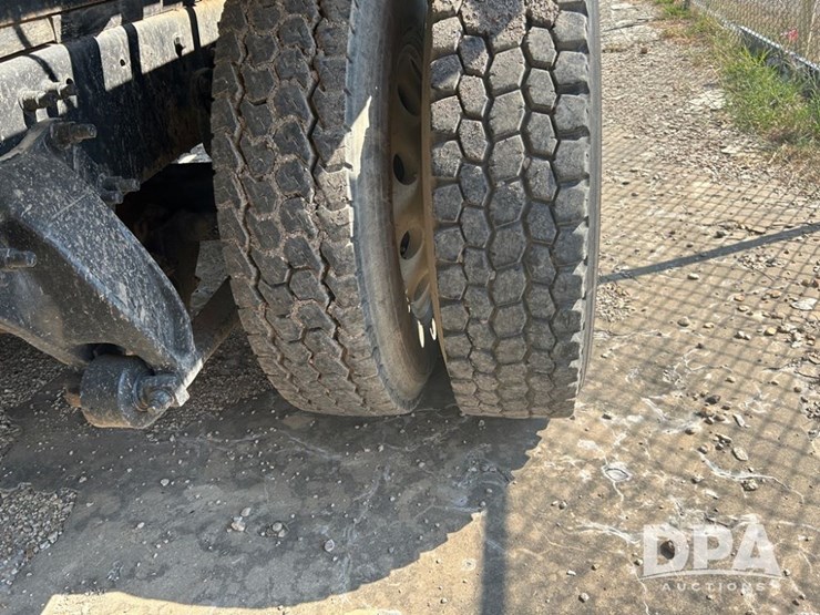 2001-freightliner-dry-tender-truck-(cp0656,-unit-28070)-image-15