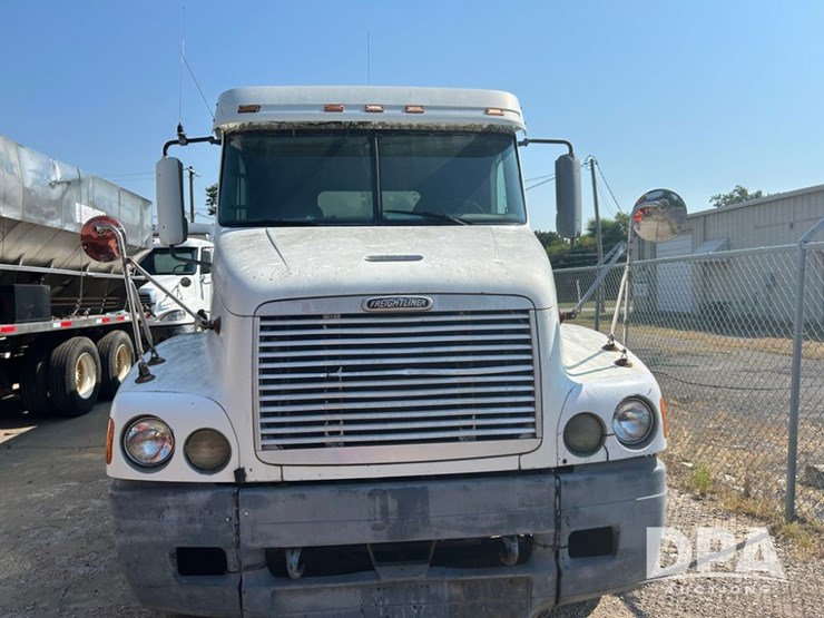 2001-freightliner-dry-tender-truck-(cp0656,-unit-28070)-image-2