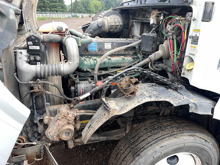 #2146-•-2012-volvo-d13-truck-tractor-(has-mn-title)-image-31