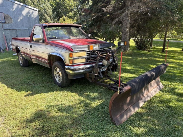 1990-chevy-silverado-k1500-4x4,-reg-cab,-8’-box,-245/75r16-tires-on-alloy-rims,-350-v8,-block-heater-image-1