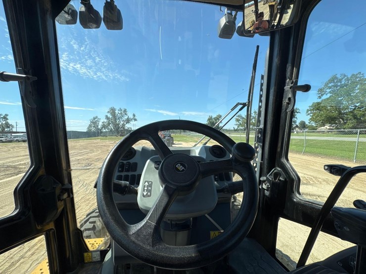 2019-caterpillar-420f2-image-24