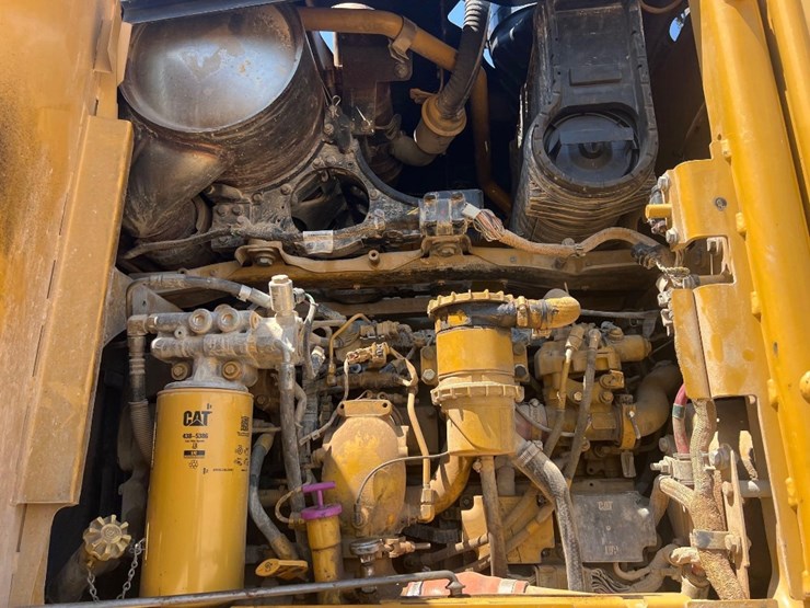 2011-caterpillar-140m2-image-15