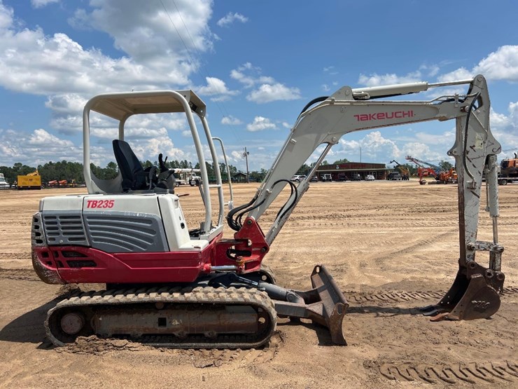 2010-takeuchi-tb235-image-5