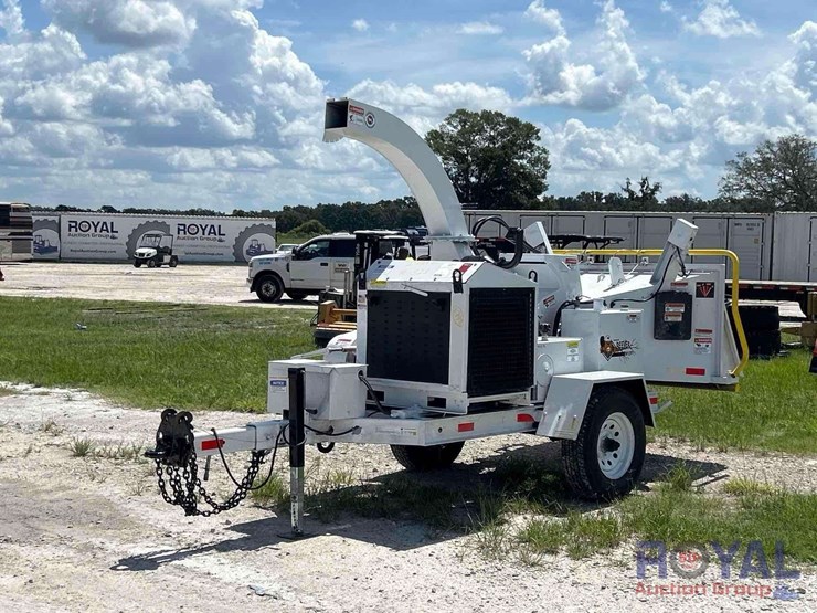 2017-e-z-beever-m12r-towable-brush-chipper-image-1