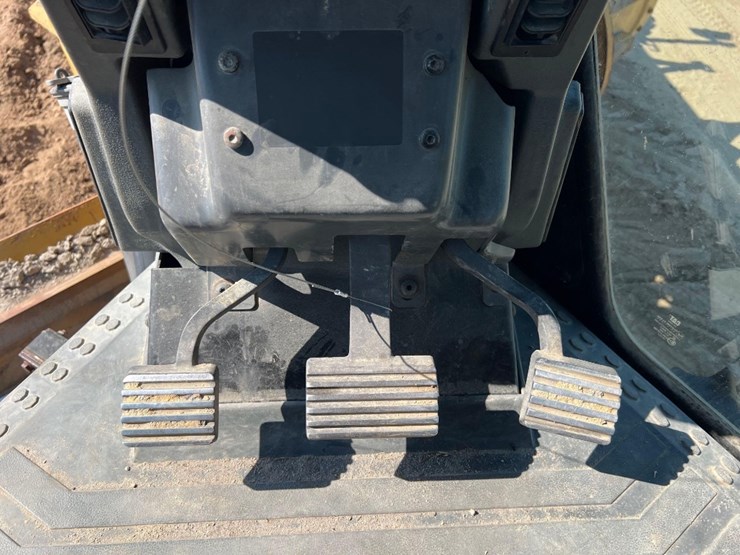 2017-caterpillar-12m3-image-45